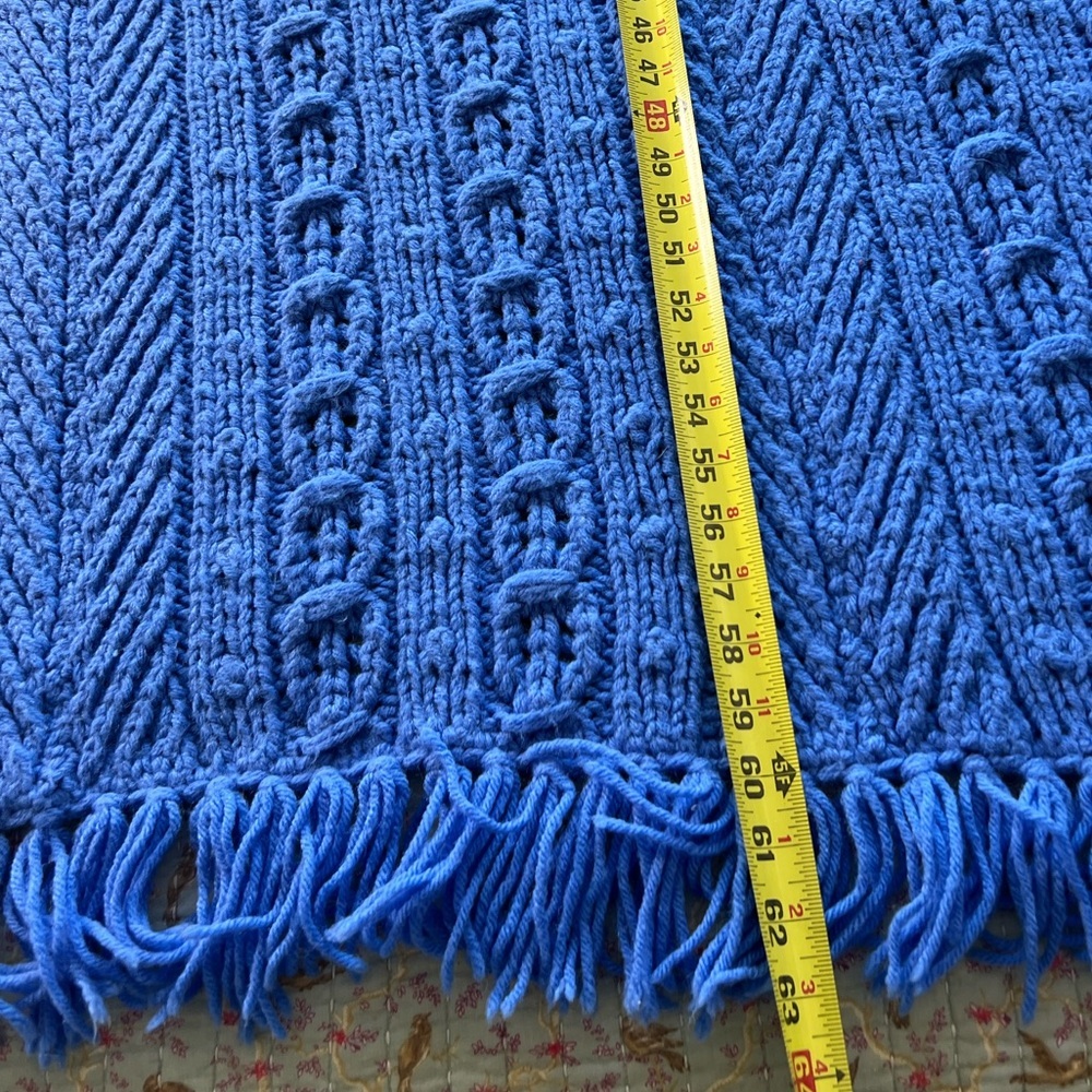 Vintage hand made crocheted  cable knit fringe blanket - Picture 7 of 7